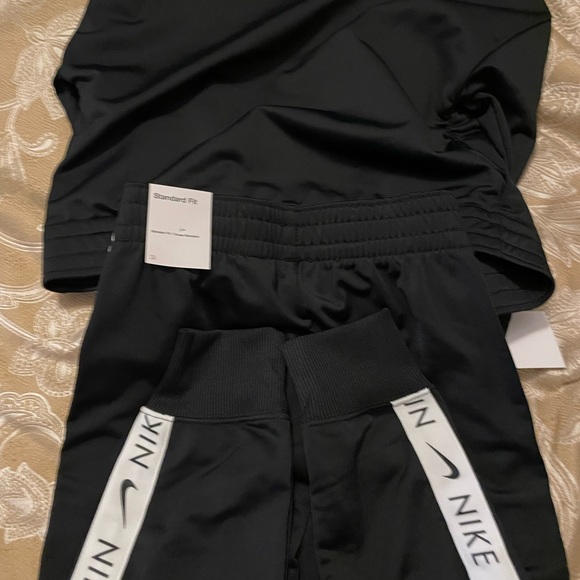 New Girls' Nike Crop Jacket and Pants Set – Where Style Meets Comfort - Picture 6 of 7